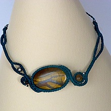 Collier en micro-macram&eacute; bleu canard avec une pierre naturelle, l'oeil de tigre